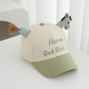 Vue détaillée de la casquette enfant en coton avec poupée poney 3D et broderie Horse