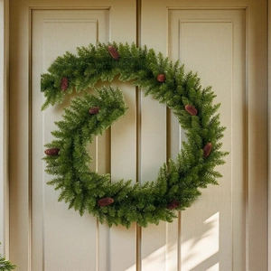 Détail d'une guirlande de Noël en spirale avec aiguilles de pin et pommes de pin brunes
