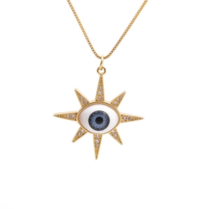 Collier en or avec pendentif étoile œil maléfique bleu et pierres de zircone