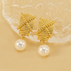 Elegant 18K gold-plated woven texture drop earrings featuring lustrous white round pearls