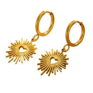 Detailaufnahme vergoldeter Edelstahl-Ohrringe mit Sonnenstrahl-Herzanhänger-Design