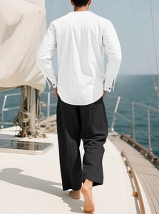 Ensemble chemise blanche en lin et pantalon noir pour homme au bord de la mer