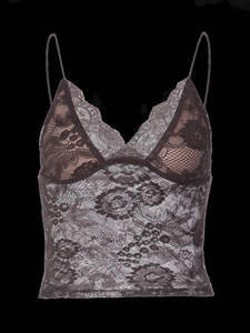 Détail de la dentelle florale marron et des fines bretelles du haut caraco sexy