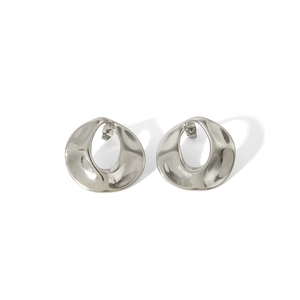 Détail macro de boucles d'oreilles vagues argentées polies avec fermoir papillon