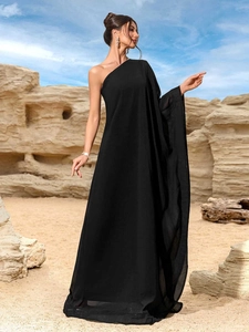 Elegante abito lungo nero monospalla da donna con una silhouette fluida in chiffon