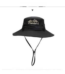 Dettaglio cappello da pescatore nero outdoor con ricamo montagna dorata e cinturino