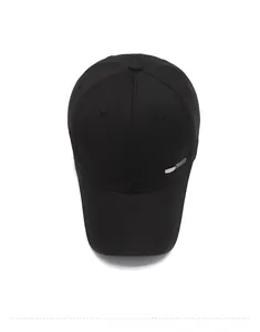 Vue de dessus d'une casquette de baseball noire avec emblème métallique SPORT argenté