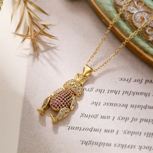 Vue détaillée du collier lapin plaqué or serti de cristaux rouges rubis et de strass fins