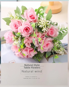 Primer plano de rosas de seda rosa artificiales y bayas blancas con hojas naturales