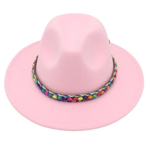 Détail du chapeau fedora rose à larges bords avec bande décorative perlée bohème