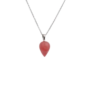 Collana a catena argentata con ciondolo in pietra rosa a forma di goccia su sfondo bianco