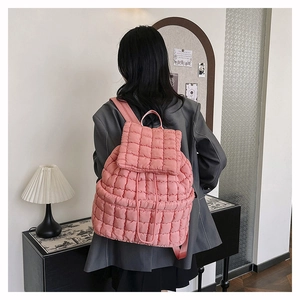 Zaino trapuntato rosa effetto nuvola indossato da modella con trama a rombi imbottita