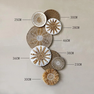 Detailansicht der 8 handgefertigten Wandkörbe mit Texturen aus Naturfasern und Größen