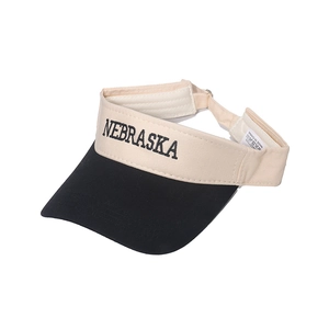 Détail de la visière en coton avec broderie Nebraska et étiquette d'entretien
