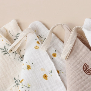 Detailaufnahme von doppellagigen Muslin-Waschlappen aus Baumwolle mit Blumenmustern