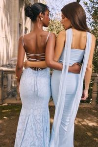Vue détaillée du dos de l'ensemble bleu avec haut bustier lacé et jupe crayon taille haute