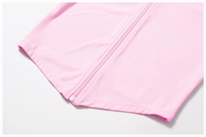Detail der rosa Yoga-Jacke mit glatter Stoffstruktur und passendem Reißverschluss