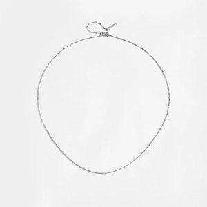 Detailed top view of S925 sterling silver box chain arranged in a perfect circle