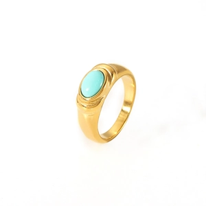 Nahaufnahme des 18K vergoldeten Edelstahlrings mit einem ovalen hellblauen Türkisstein
