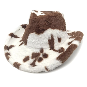 Dettaglio della trama in peluche maculata su un cappello da cowboy western marrone e bianco