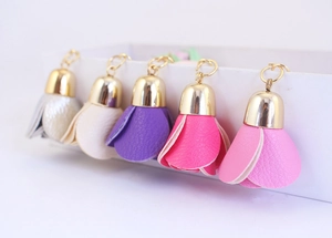 Détail de cinq porte-clés roses en similicuir aux couleurs assorties avec crochets dorés