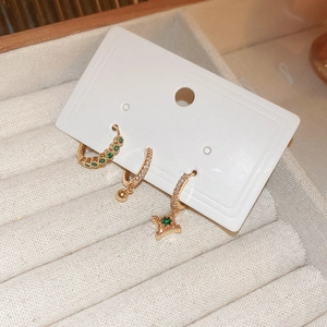 Détail d'un lot de 3 boucles d'oreilles dorées avec pierres vert émeraude et zircons