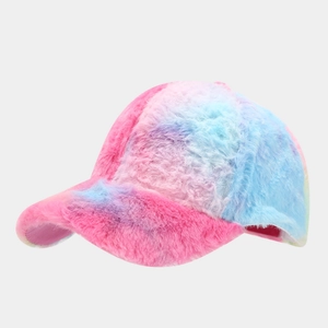 Dettaglio della morbida trama in peluche tie-dye e della visiera curva di questo cappello