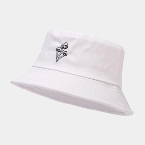 Détail de la broderie de champignon sur le tissu en toile de coton du bob blanc