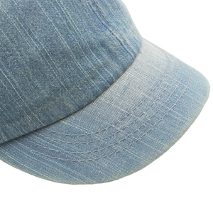 Detailaufnahme der hellblauen Jeans-Basecap mit feinen Nähten und gewaschener Twill-Struktur