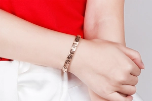 Nahaufnahme des roségoldenen Edelstahl-Gliederarmbands am Handgelenk für einen Look