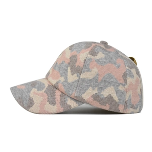 Seitenansicht der dicken Camouflage-Baseballkappe mit Zopfloch und gestrickter Textur
