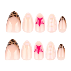 Faux ongles amande courts avec étoiles rouges, motif léopard et détails à pois