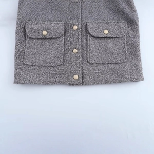 Veste chic en tweed gris avec laine texturée et élégants boutons en métal doré