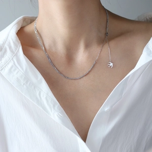 Collier multi-rangs en acier titane argenté avec pendentif hirondelle porté