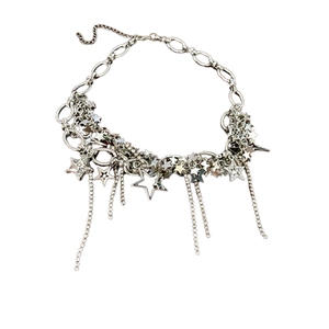 Collier minimaliste étoile argenté avec breloques ajourées et longues chaînes à franges