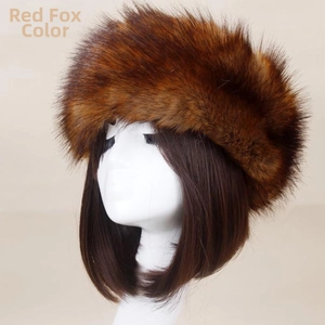 Détail du bandeau en fausse fourrure de renard roux montrant une texture épaisse