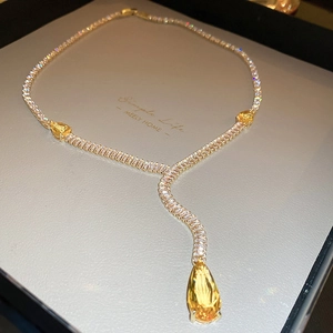 Détail du collier en cristal jaune poire avec strass rectangulaires sertis en pavé