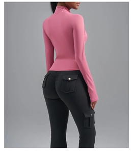 Vue arrière du legging de sport taille haute avec poches cargo et effet sculptant