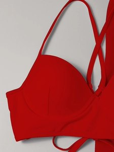 Détail du haut de bikini rouge avec armatures et design à bretelles multiples