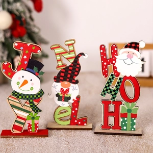 Dettaglio di decorazioni natalizie in legno JOY, NOEL e HO HO HO con gnomi e Babbo Natale