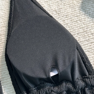 Detailansicht der schwarzen Bikini-Innenseite mit Schlitz für herausnehmbare Pads