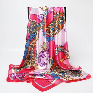 Dettaglio della stampa paisley rosa su sciarpa di seta satinata con trama liscia