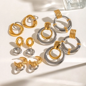 Pendientes bicolores de acero inoxidable en oro y plata con diseño calado elegante