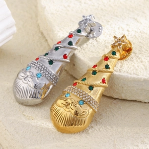 Makroaufnahme von 18K Gold- und Silber-Weihnachtsbrosche mit bunten Strasssteinen
