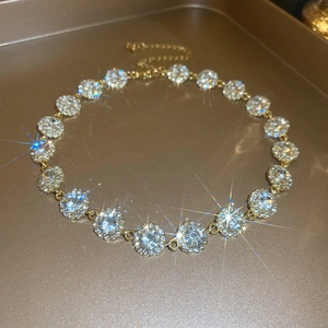 Gros plan du collier à pendentif floral étincelant avec chaîne dorée et fermoir mousqueton
