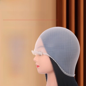 Détail d'un bonnet de coloration en silicone avec grille de guidage et bord dentelé de protection