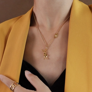 Collana con pendente a coniglio dorato in acciaio al titanio indossata da modella