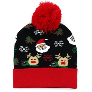 Detailaufnahme der Wintermütze mit festlichen Weihnachtsmann und Rentier Mustern