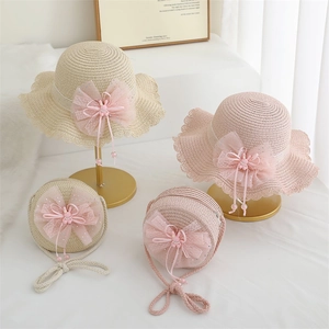 Kids bow sun hat and straw bag set with bear ornament and wavy brim in pink and beige
