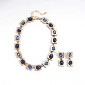 Vintage Set aus goldener Halskette und Ohrringen mit quadratischen blauen Kunststeinen